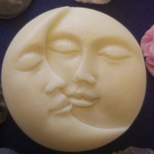 Cotton candy neem oil /Goatsmilk Moon soap